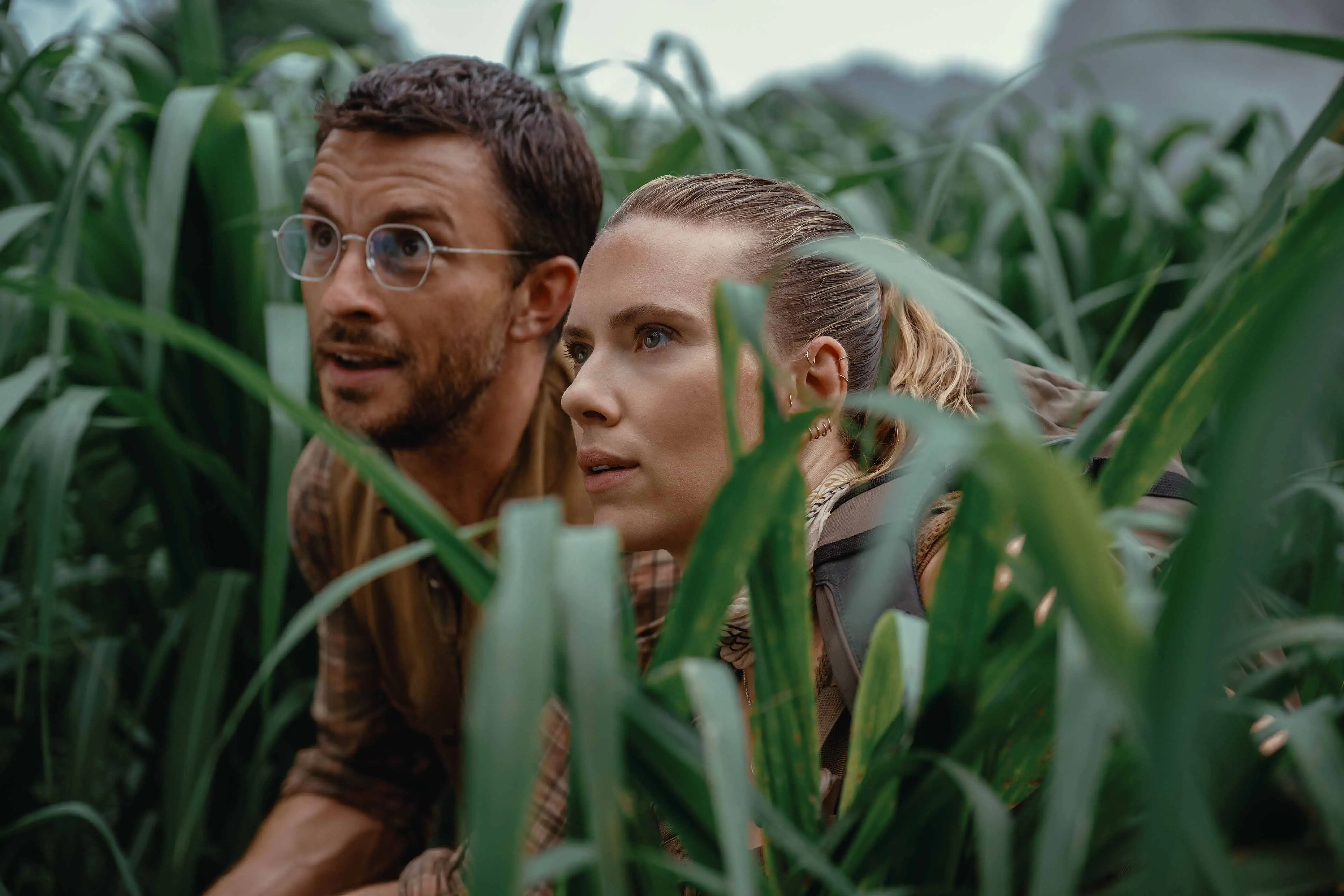 Foto: Jonathan Bailey sebagai Dr. Henry Loomis dan Scarlett Johansson sebagai Zora Bennett dalam Jurassic World Rebirth (jurassicworld.com)