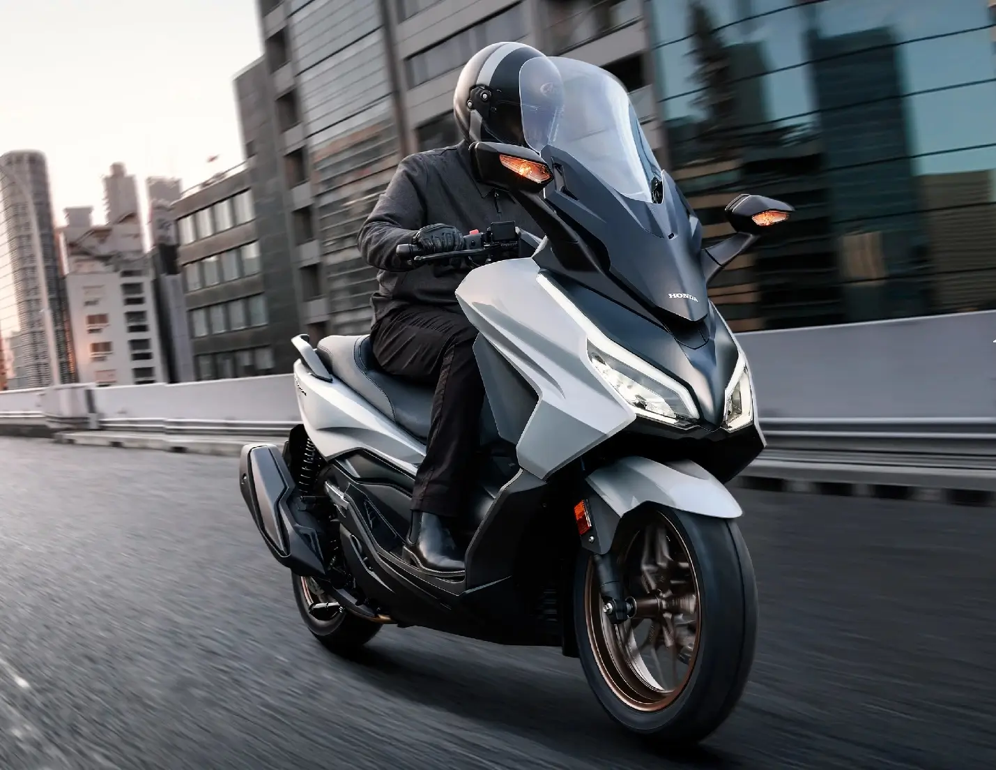 Honda Luncurkan Penyegaran Forza  Tampil Makin Berkelas dengan Panel Meter TFT 5 Inci hingga Warna Baru