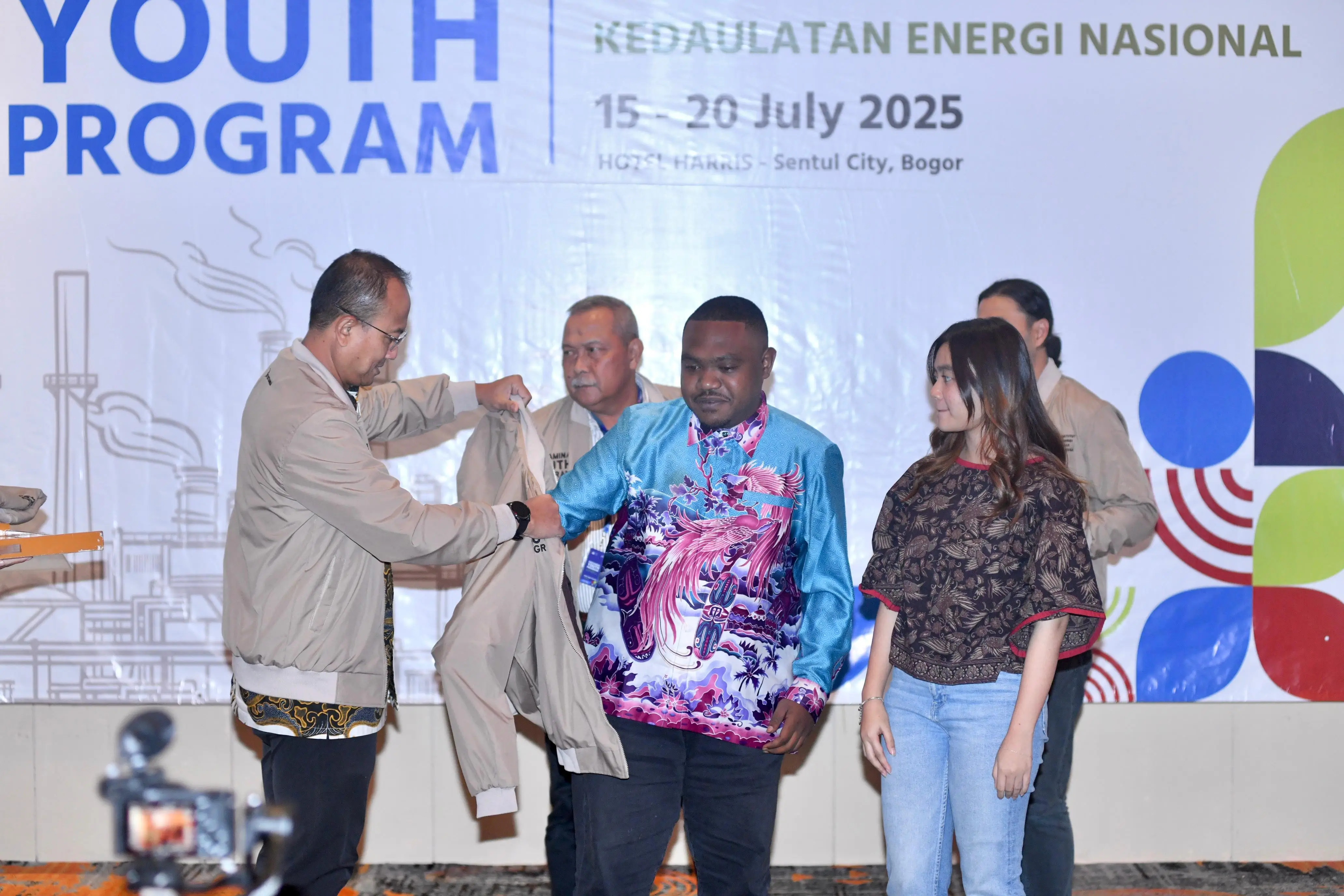 Corporate Secretary Pertamina Arya Dwi Paramita membuka acara Pertamina Youth Program, selasa (15/7) di Ballroom Hotel Harris. (Foto: Dok. Pertamina)
