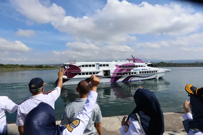 Pemberangkatan perdana kapal cepat rute Banyuwangi-Denpasar dari Dermaga Marina Boom, Banyuwangi, Jawa Timur. Rabu (23/7/2025). (Foto: ANTARA/HO-Pemkab Banyuwangi)