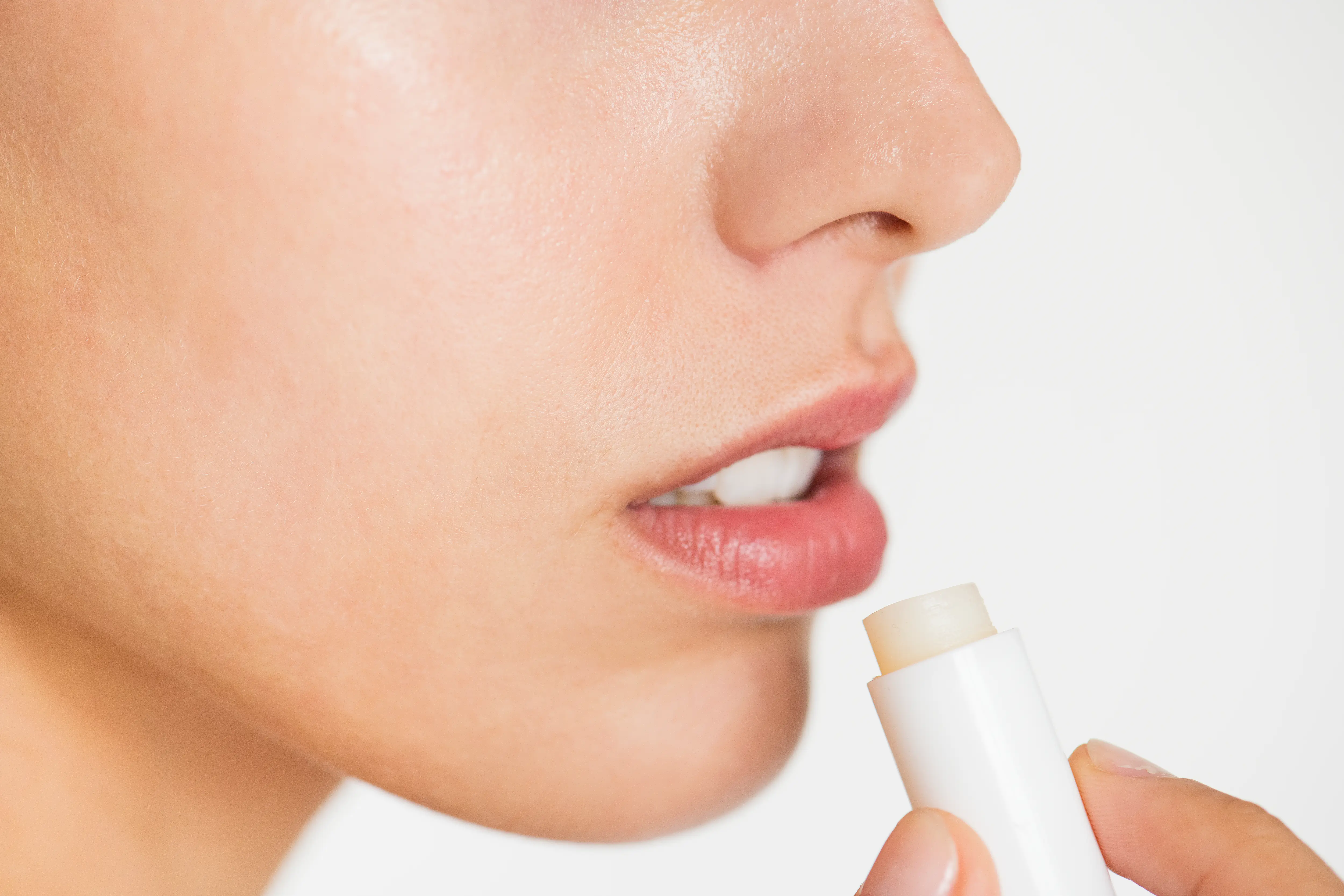 Ilustrasi menggunakan lip balm. (Foto: Freepik.com)