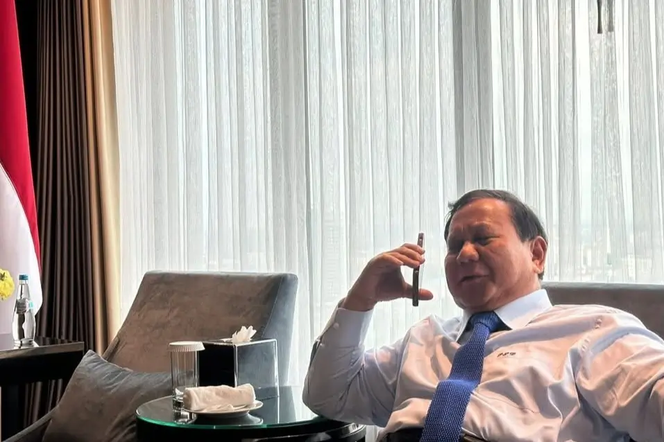Presiden RI, Prabowo Subianto ketika melakukan pembicaraan dengan Presiden AS, Donald Trump melalui sambungan telepon. (Foto: Instagram/prabowo)