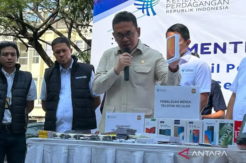 Foto: Menteri Perdagangan Budi Santoso saat konferensi pers mengungkap produk ponsel ilegal di Cengkareng, Jakarta Barat, Rabu (23/7/2025). (ANTARA/Maria Cicilia Galuh/rst)