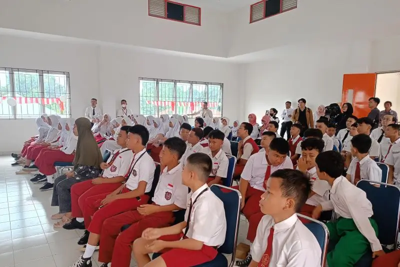 Siswa menjalani Masa Pengenalan Lingkungan Sekolah (MPLS) di Sekolah Rakyat Handayani, Jakarta Timur, Senin (14/07/2025). (Foto: ANTARA/Siti Nurhaliza.)