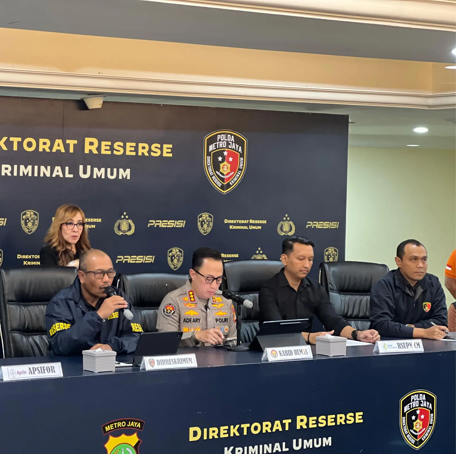 Jumpa pers hasil hasil penyelidikan kasus kematian diplomat muda Kementerian Luar Negeri (Kemlu), Arya Daru Pangayunan (ADP), dalam jumpa pers di Polda Metro Jaya, Jakarta, Selasa (29/7). (Foto: tribratanews.polri.go.id)