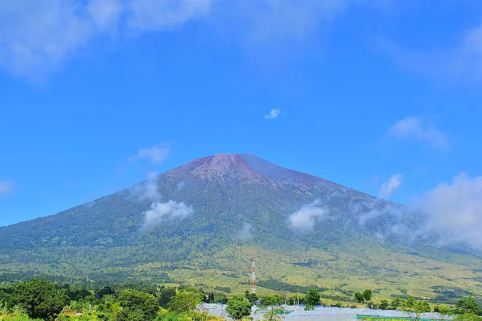 Pemandangan Gunung Rinjani dari Desa Sembalun. (Foto: Wikimedia Commons/Suryanata budi)