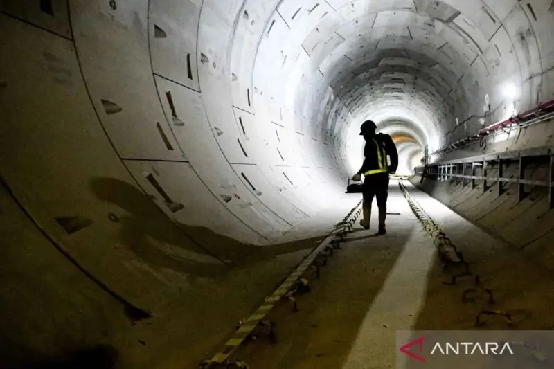 Pekerja berjalan di terowongan MRT Fase 2A Stasiun MRT Thamrin dan Monas di Jakarta, Senin (26/5/2025). (Foto: ANTARA FOTO/Muhammad Adimaja/YU/am)