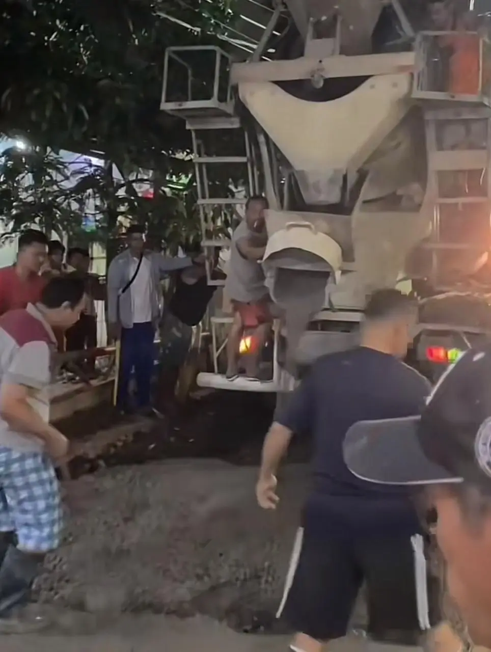 Sahdan Arya  Ketua RT Gen Z Viral Perbaiki Jalan tanpa Bantuan Pemerintah  Mau jadi Gubernur Jakarta
