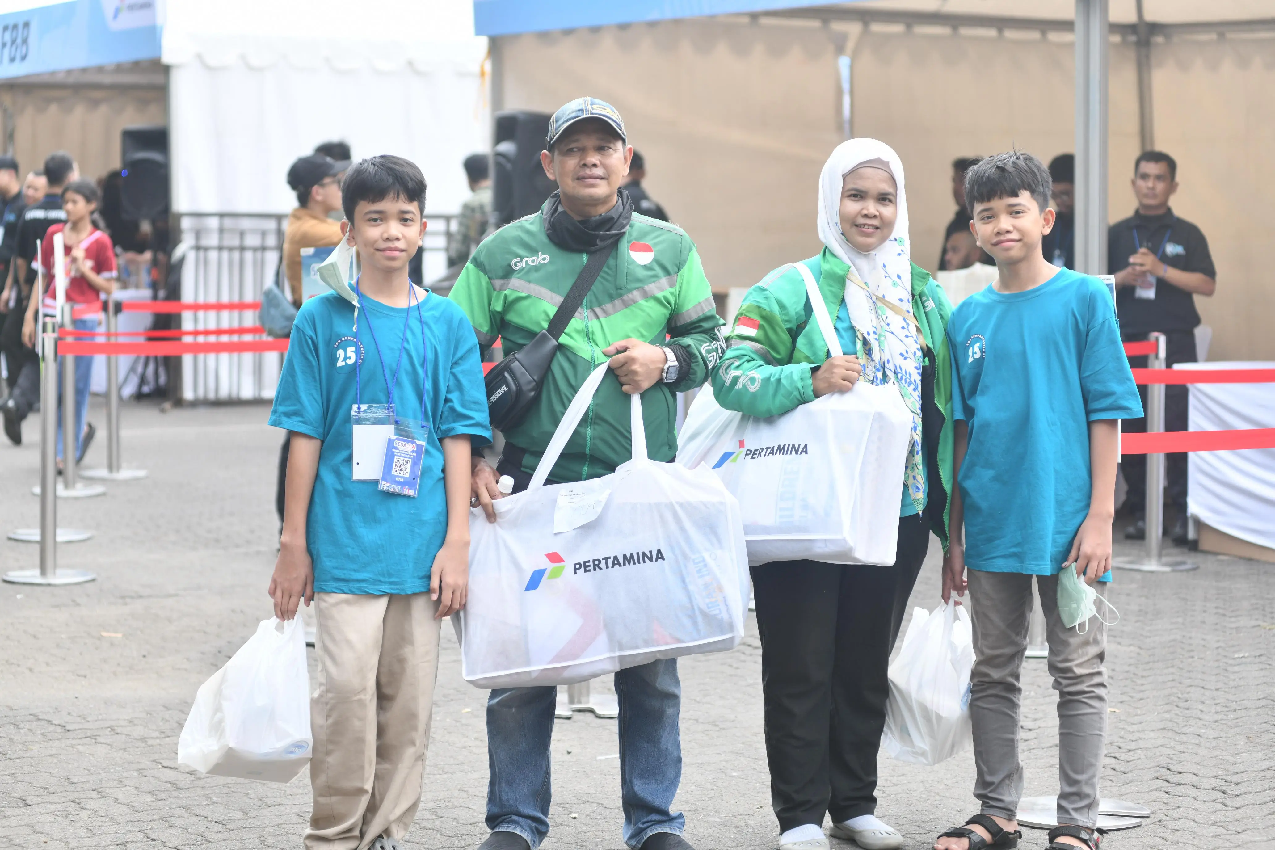 Pertamina memberikan bantuan seragam dan perlengkapan sekolah kepada seribu anak pengemudi ojek, Minggu (13/7). (Foto: Dok. Pertamina)