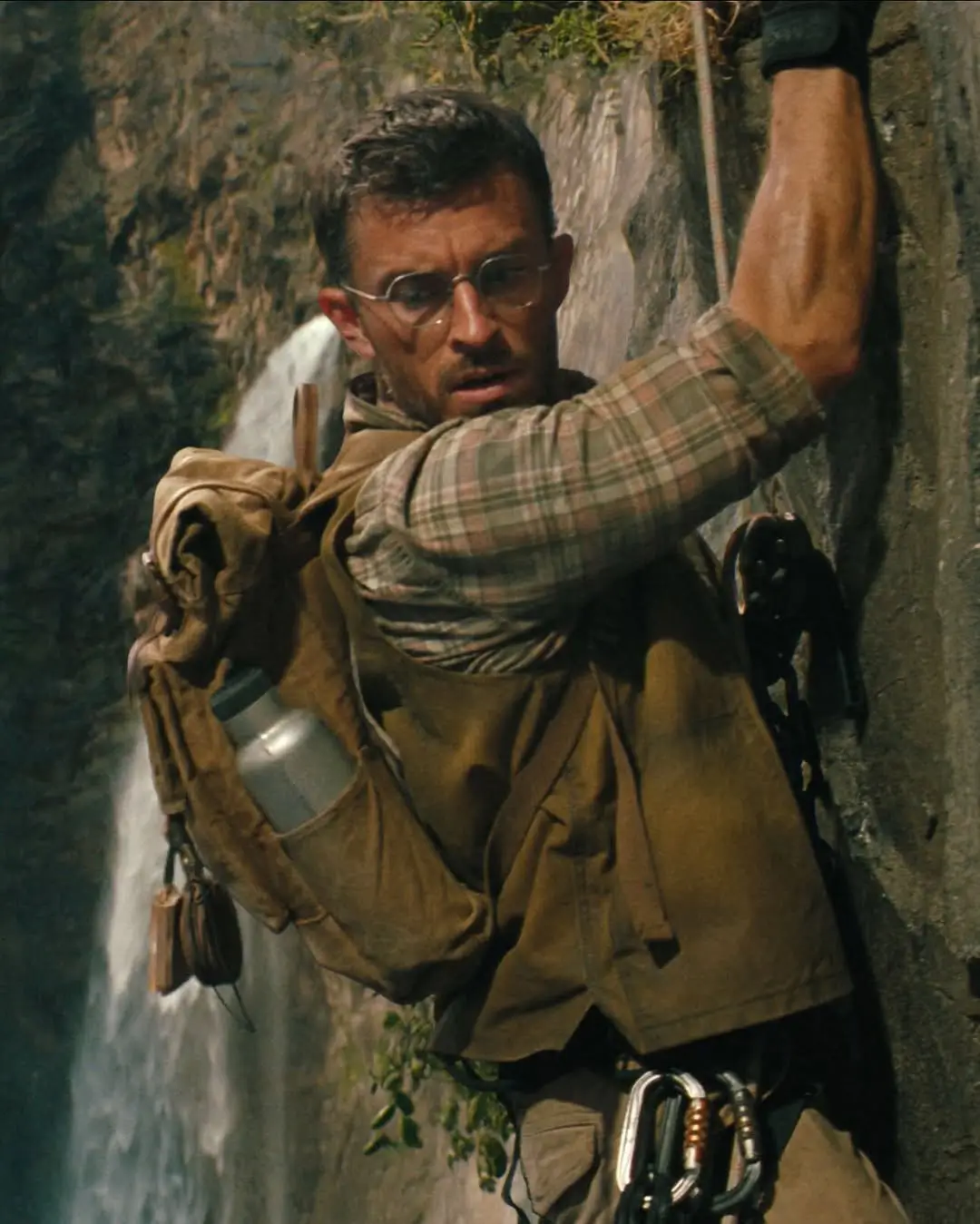 Naik Daun  Jonathan Bailey Raih Kesuksesan Besar Bintangi  Bridgerton    Wicked   hingga  Jurassic World Rebirth 