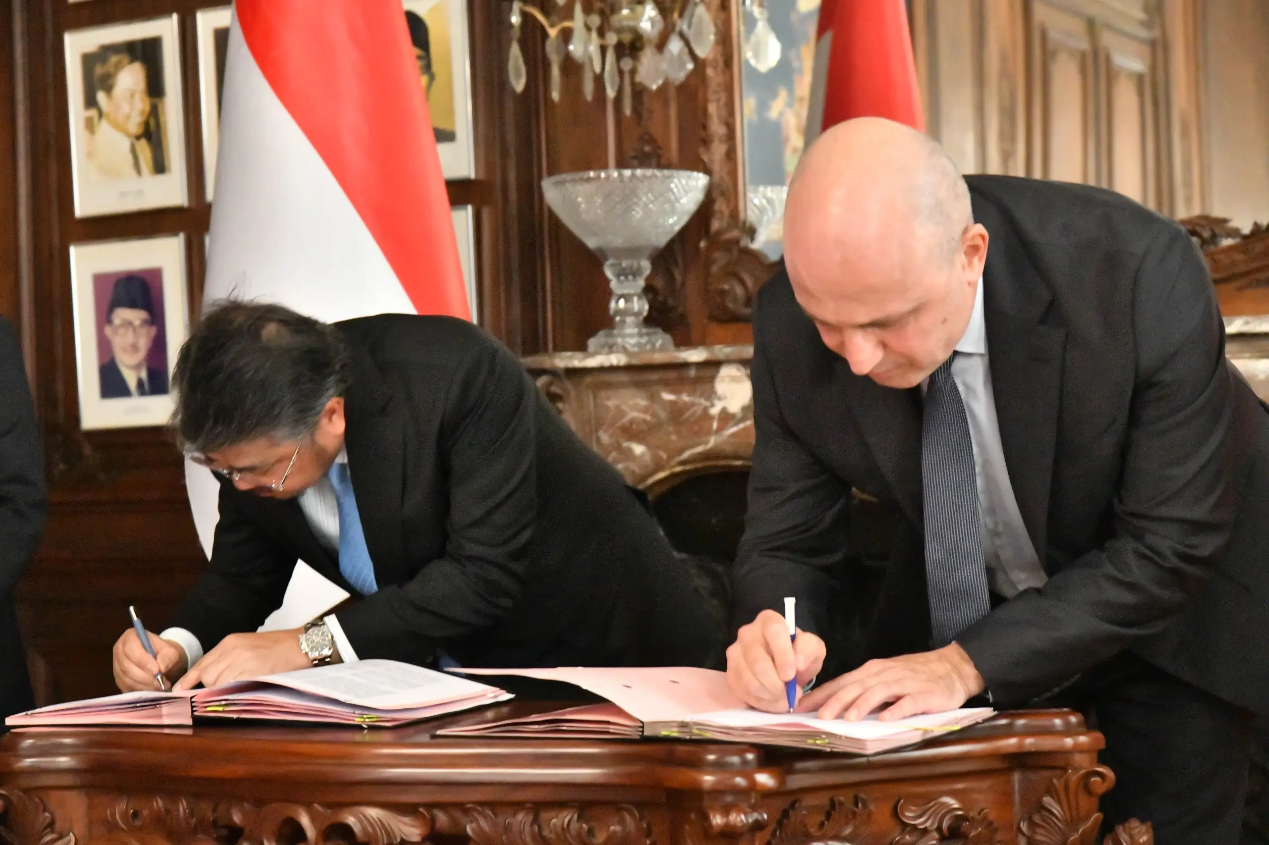 Pertamina NRE dan Verso Energy menandatangani Nota Kesepahaman (MoU) untuk mempercepat pengembangan solusi energi bersih dan dekarbonisasi, di Paris, 22 Juli 2025. (Foto: Dok. PNRE)