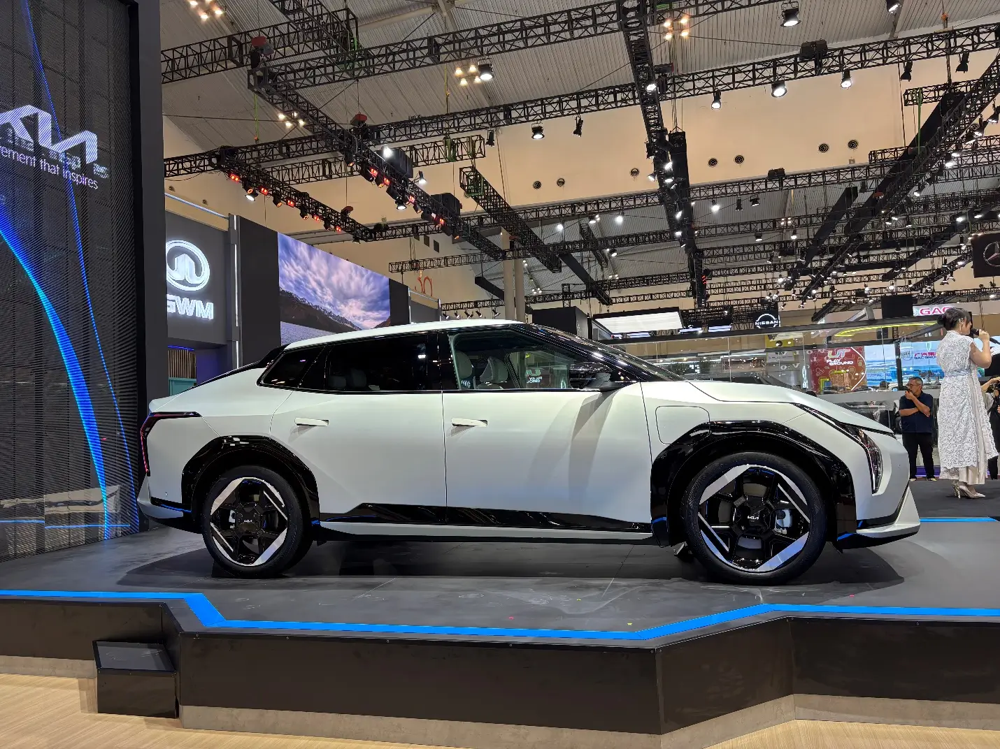 Futuristik dan Ramah Lingkungan  Kia Perkenalkan Sedan Terbaru EV4 di GIIAS 2025