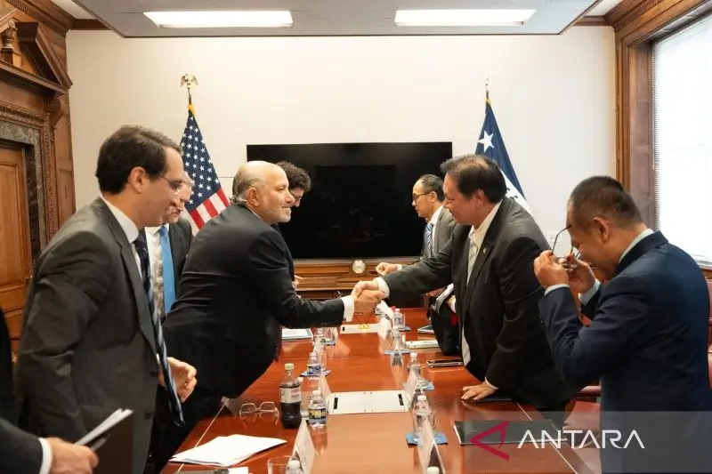 (Foto: Menteri Koordinator Bidang Perekonomian Airlangga Hartarto menemui Menteri Perdagangan Amerika Serikat (AS) Howard Lutnick dan Ketua Kantor Perwakilan Dagang AS (USTR) Jamieson Greer guna membahas kelanjutan negosiasi tarif, Jakarta, Kamis (10/7/2025) (ANTARA/HO-Kementerian Koordinator Bidang Perekonomian)