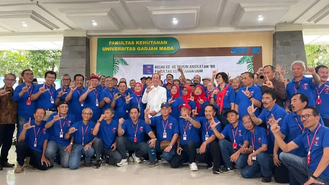 Presiden ke-7 RI, Joko Widodo (kemeja putih) hadiri acara Reuni ke-45 Angkatan 1980 FK UGM di Yogyakarta, Sabtu (26/07/25). (Foto: Instagram/jokowi)
