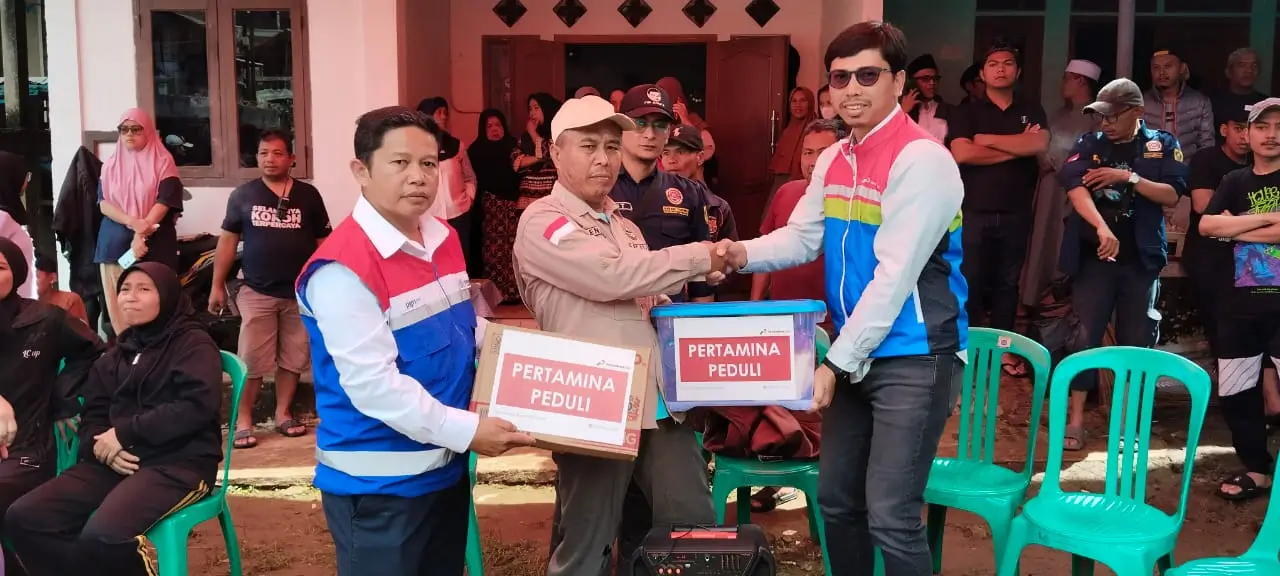 Pertagas salurkan bantuan untuk korban banjir dan longsor Megamendung pada Senin (7/7). (Foto: Dok, Pertagas)