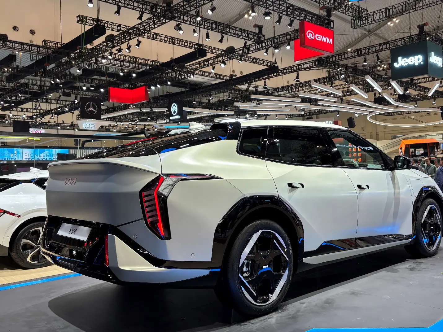 Futuristik dan Ramah Lingkungan  Kia Perkenalkan Sedan Terbaru EV4 di GIIAS 2025