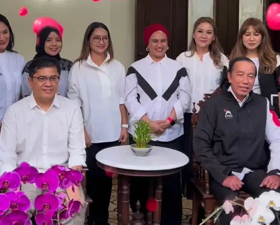 Presiden ke-7 RI, Joko Widodo (duduk kanan) kenakan jaket PSI. (Foto: Instagram/psi_id)