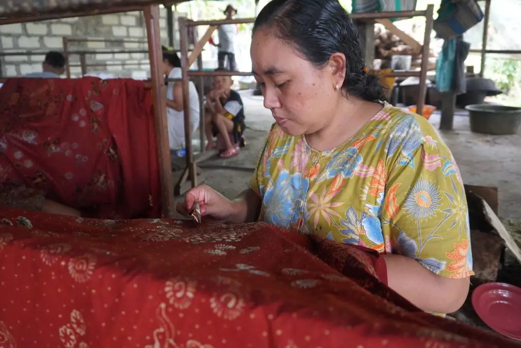 Perajin Batik Gedog. (Foto: MC Prov Jatim/Wahyu/Henry)