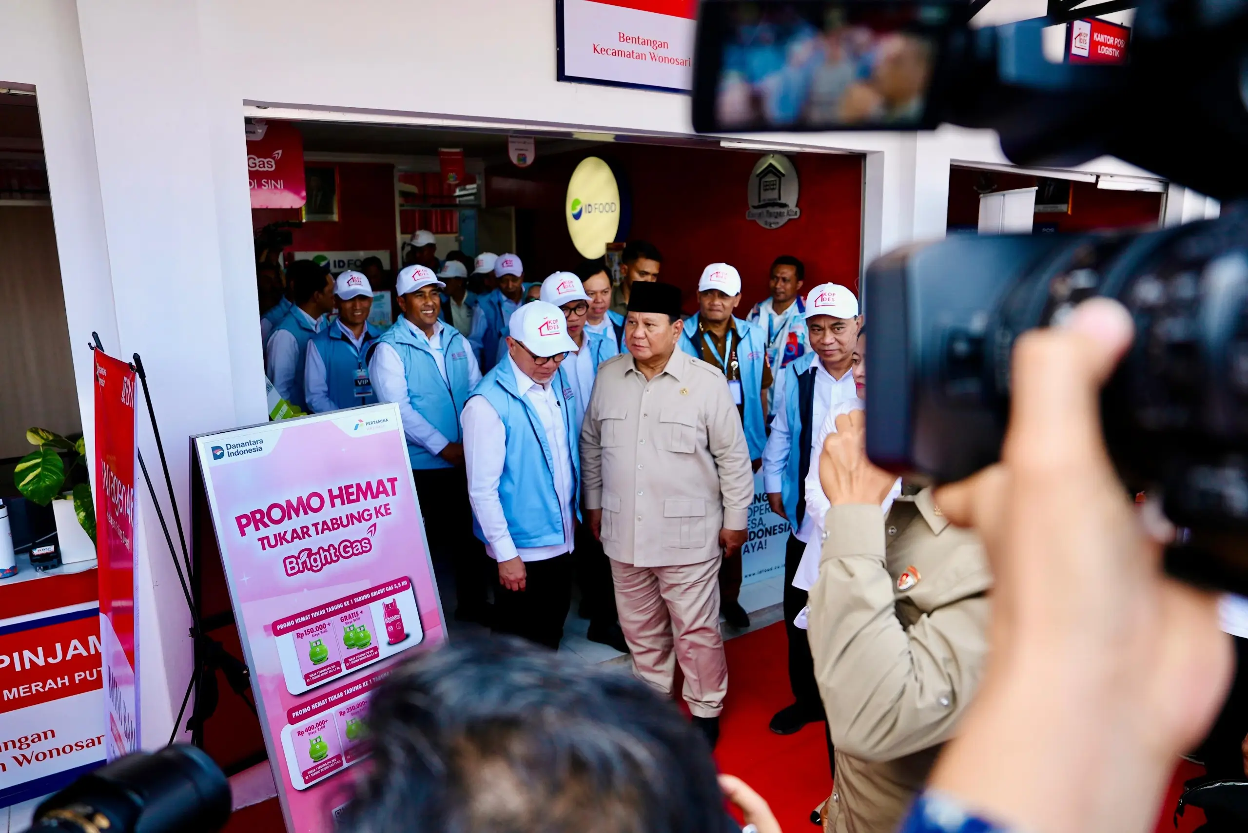 Presiden Prabowo meninjau gerai Koperasi Merah Putih yang menyediakan LPG Pertamina Foto. Dok. Pertamina