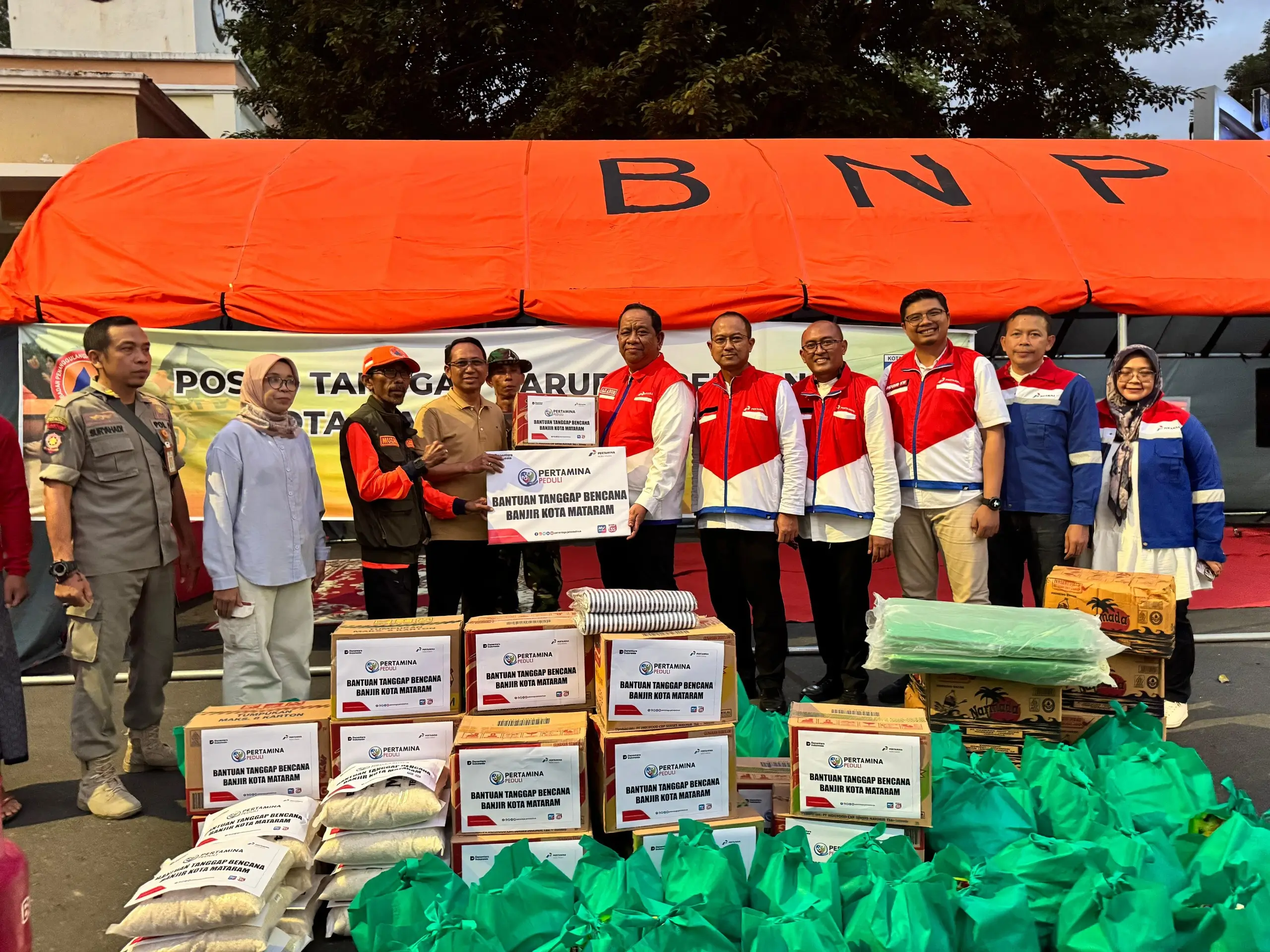 Pertamina Peduli menyalurkan bantuan sembako kepada korban banjir Mataram. (Foto: Dok. Pertamina)