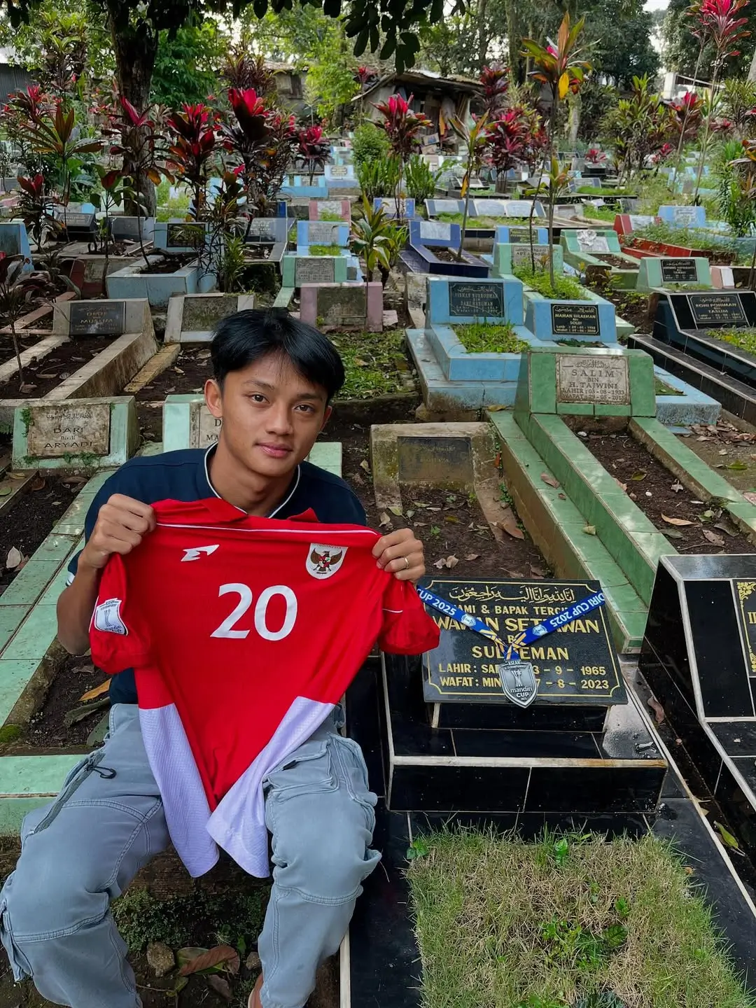 Bintang Timnas Indonesia U 23 Kalungkan Medali Perak Piala AFF U 23 2025 di Pusara Almarhum Ayahnya