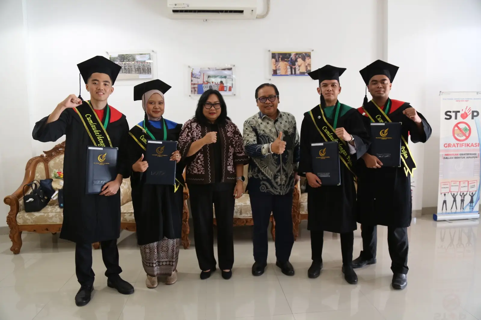 Empat mahasiswa penerima beasiswa PetroChina Jabung lulus dengan predikat cumlaude. Foto. Dok. PetroChina Jabung