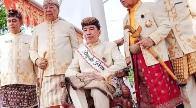 Momen Presiden ke-7 RI, Joko Widodo menginjak kepala kerbau dalam sebuah prosesi adat di Lampung. (Foto: Instagram/barusbestari)