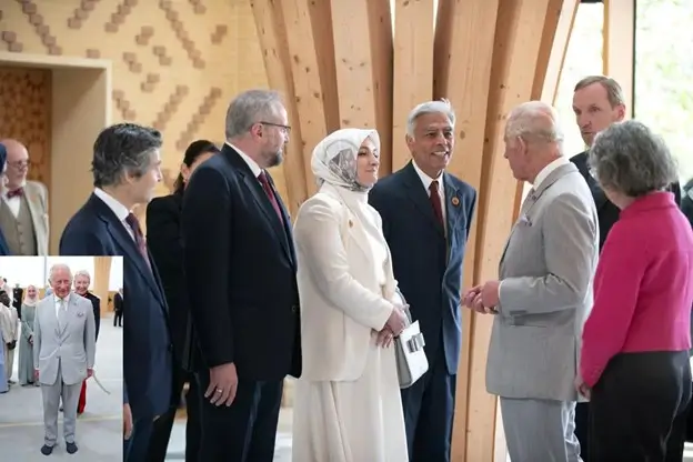 Momen saat Raja Charles berkunjung ke Mesjid dan melepas sepatunya (Foto Istimewa: Getty Images)