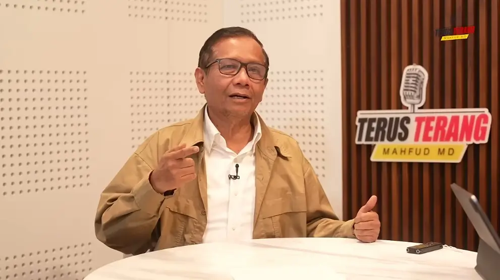 Mantan Menko Polhukam, Mahfud MD dalam videonya yang berjudul “Mahfud MD Pernah Ingatkan Prabowo “Perang Dingin” Kejaksaan Vs Polri” yang diunggah pada Sabtu (11/07/26). (Foto: Tangkapan layar YouTube/Mahfud MD Official)