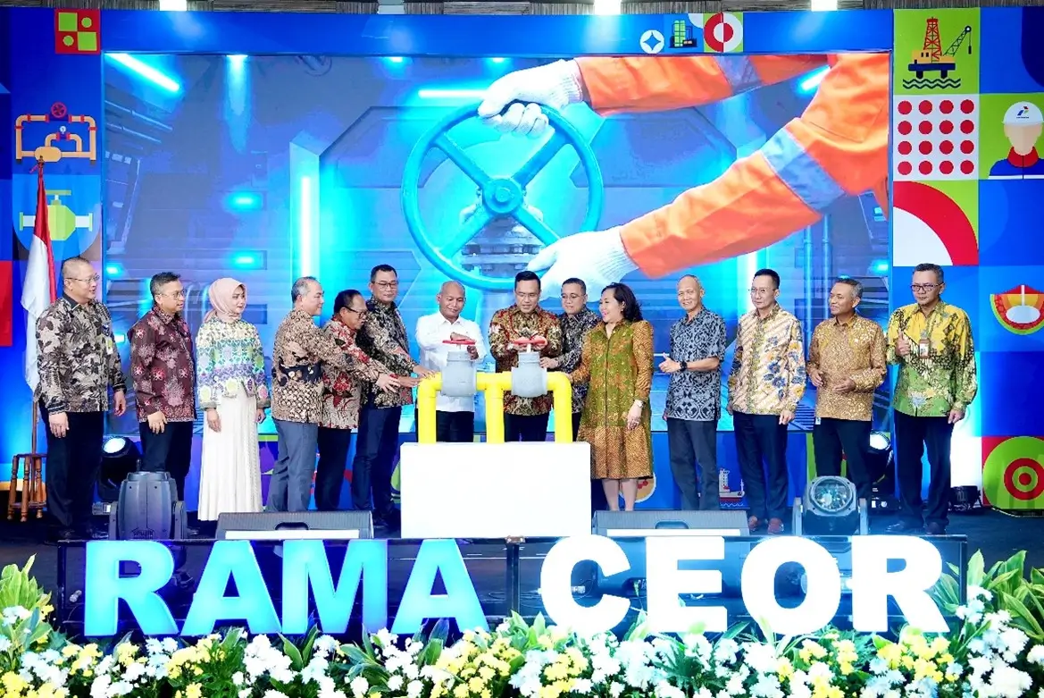 Peresmian simbolis injeksi perdana Chemical Enhanced Oil Recovery (CEOR) berbasis polimer di Lapangan Rama PHE OSES oleh Kepala SKK Migas Djoko Siswanto dan Direktur Utama Pertamina (Persero) Simon Aloysius Mantiri, Rabu (8/7) (Dok. Istimewa)