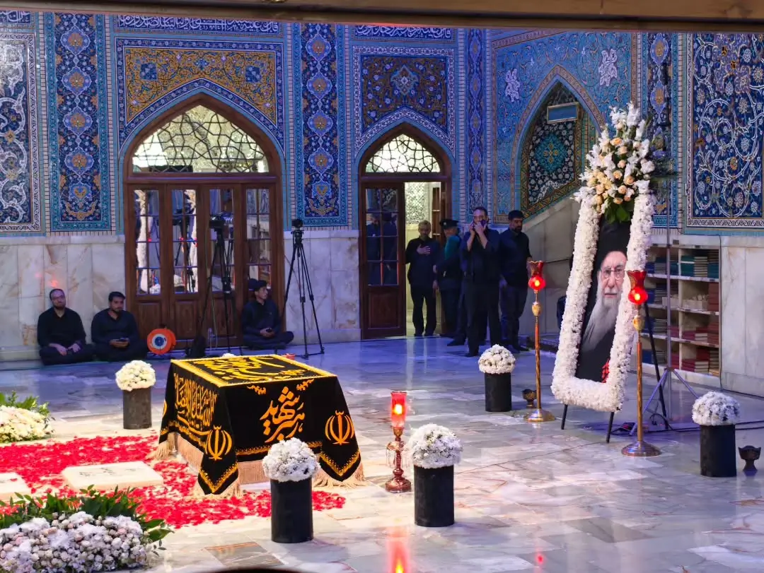 Proses pemakaman mentan pemimpin tertinggi Iran, Ali Khamenei di Masyhad, Iran. (Foto: Instagram/ahmadmuzani2)