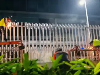 Sebuah video memperlihatkan sebuah mal di kawasan Jakarta Selatan tengah dipasang pagar setinggi kurang lebih 2,5 meter. (Foto: Tangkapan layar Threads @yudivloger)
