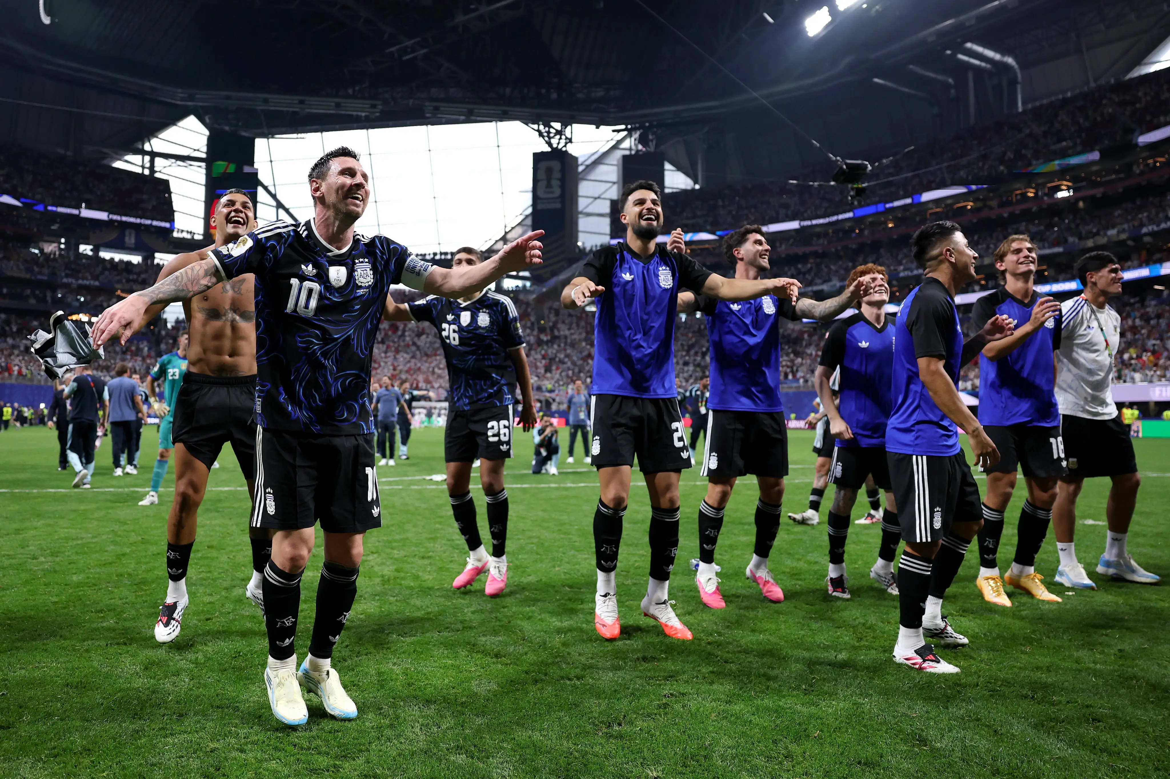 Selebrasi Kontroversial Para Pemain Argentina  Bawa Spanduk Kepulauan Falkland Seusai Singkirkan Inggris dari Piala Dunia 2026