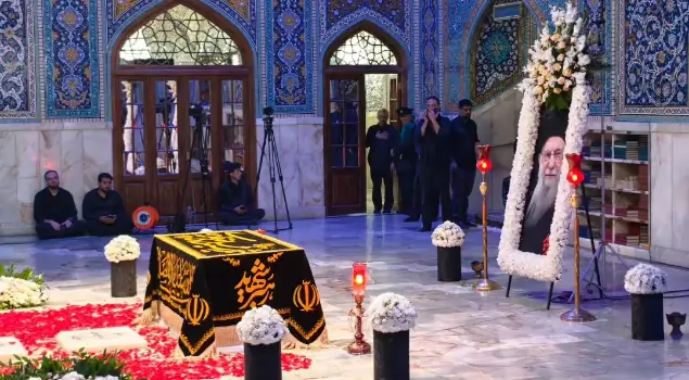 Proses pemakaman mentan pemimpin tertinggi Iran, Ali Khamenei di Masyhad, Iran. (Foto: Instagram/ahmadmuzani2)