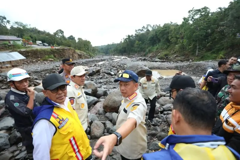 Ketua Satuan Tugas Percepatan Rehabilitasi dan Rekonstruksi (PRR) Pascabencana Sumatera Muhammad Tito Karnavian meninjau langsung kondisi Jalan Werlah di Kabupaten Bener Meriah, Aceh, pada Selasa (7/7). Foto. Antara/HO