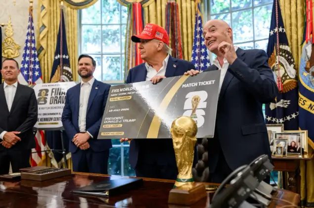 Presiden Amerika Serikat, Donald Trump, mengintervensi Presiden FIFA, Gianni Infantino, terkait kartu merah Folarin Balogun. Foto The White House.