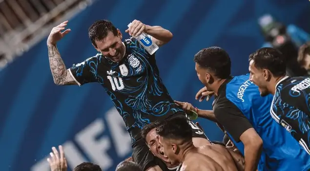 Kapten Timnas Argentina, Lionel Messi, berdebat dengan gelandang Timnas Inggris, Jude Bellingham, di babak semifinal Piala Dunia 2026. (Foto: Instagram Lionel Messi)