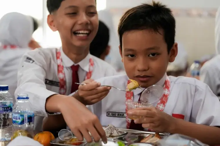 Siswa Sekolah Rakyat menikmati menu santap siang yang diperoleh dari Program Makan Bergizi Gratis (MBG) yang disediakan oleh Badan Gizi Nasional (BGN). ANTARA/HO-PCO