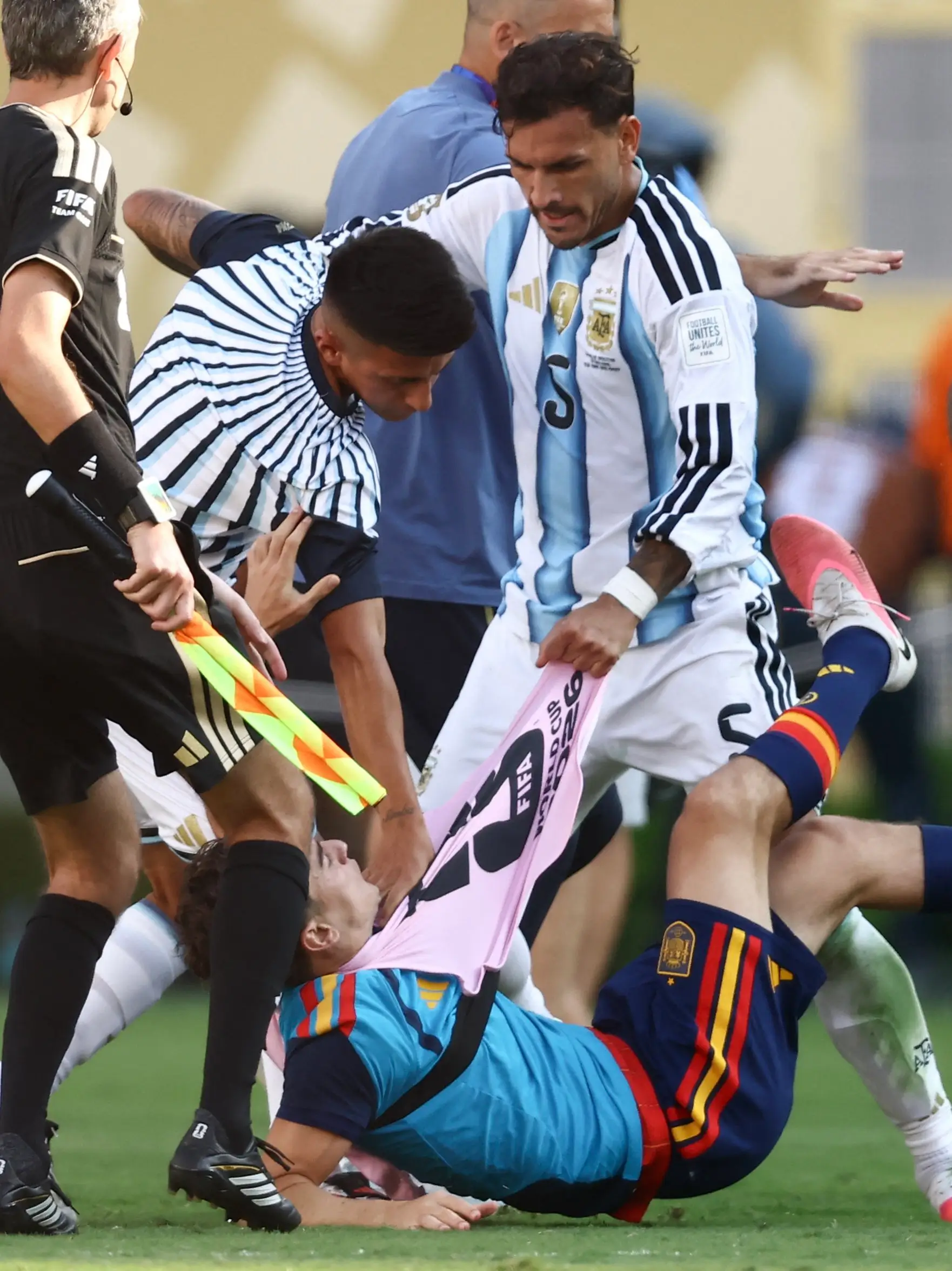 Gelandang Timnas Argentina, Leandro Paredes, mengamuk dalam selebrasi Timnas Spanyol di babak final Piala Dunia 2026. Foto Istimewa.