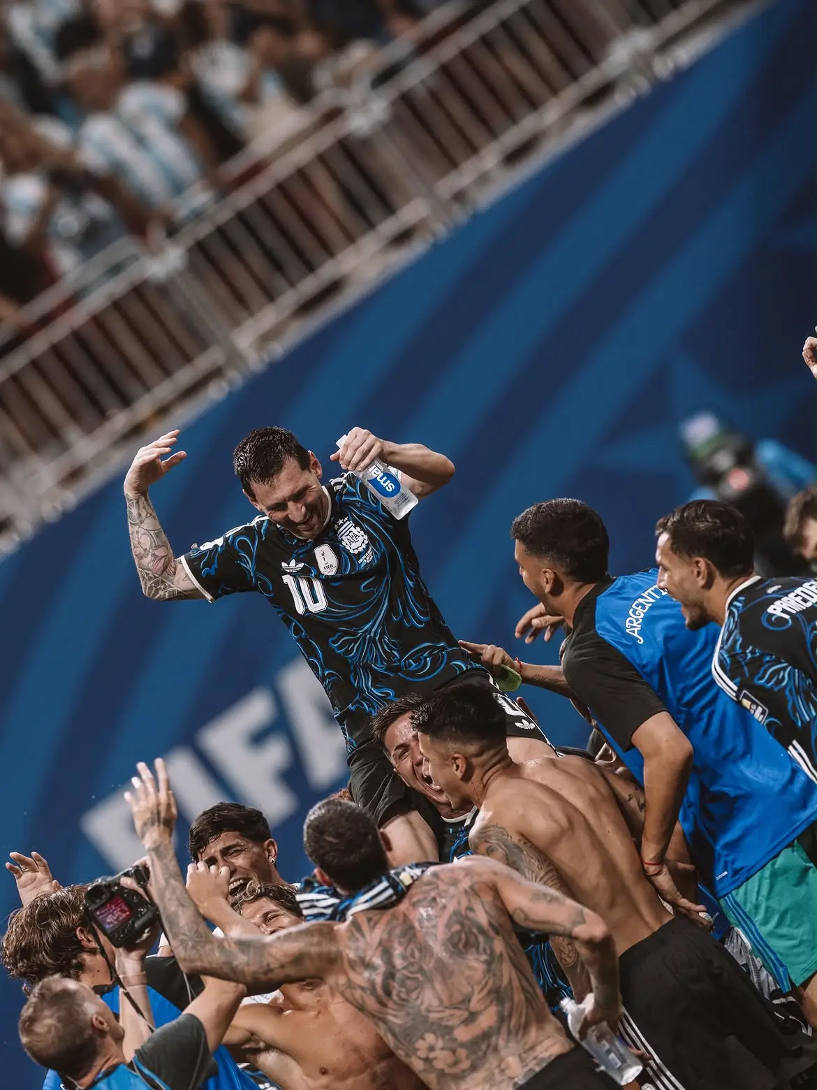 Kapten Timnas Argentina, Lionel Messi, berdebat dengan gelandang Timnas Inggris, Jude Bellingham, di babak semifinal Piala Dunia 2026. (Foto: Instagram Lionel Messi)