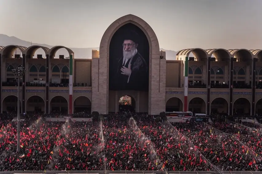 Jutaan rakyat Iran menghadiri upacara penghormatan terakhir mendiang Pemimpin Tertinggi Ayatollah Ali Khamenei di Grand Mosalla Teheran, Iran. (Foto: Instagram/iranindonesia)