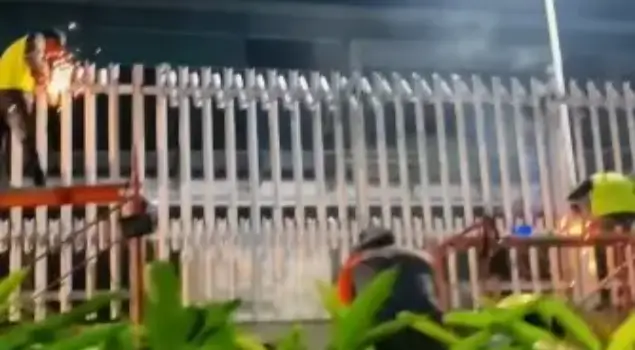 Sebuah video memperlihatkan sebuah mal di kawasan Jakarta Selatan tengah dipasang pagar setinggi kurang lebih 2,5 meter. (Foto: Tangkapan layar Threads @yudivloger)
