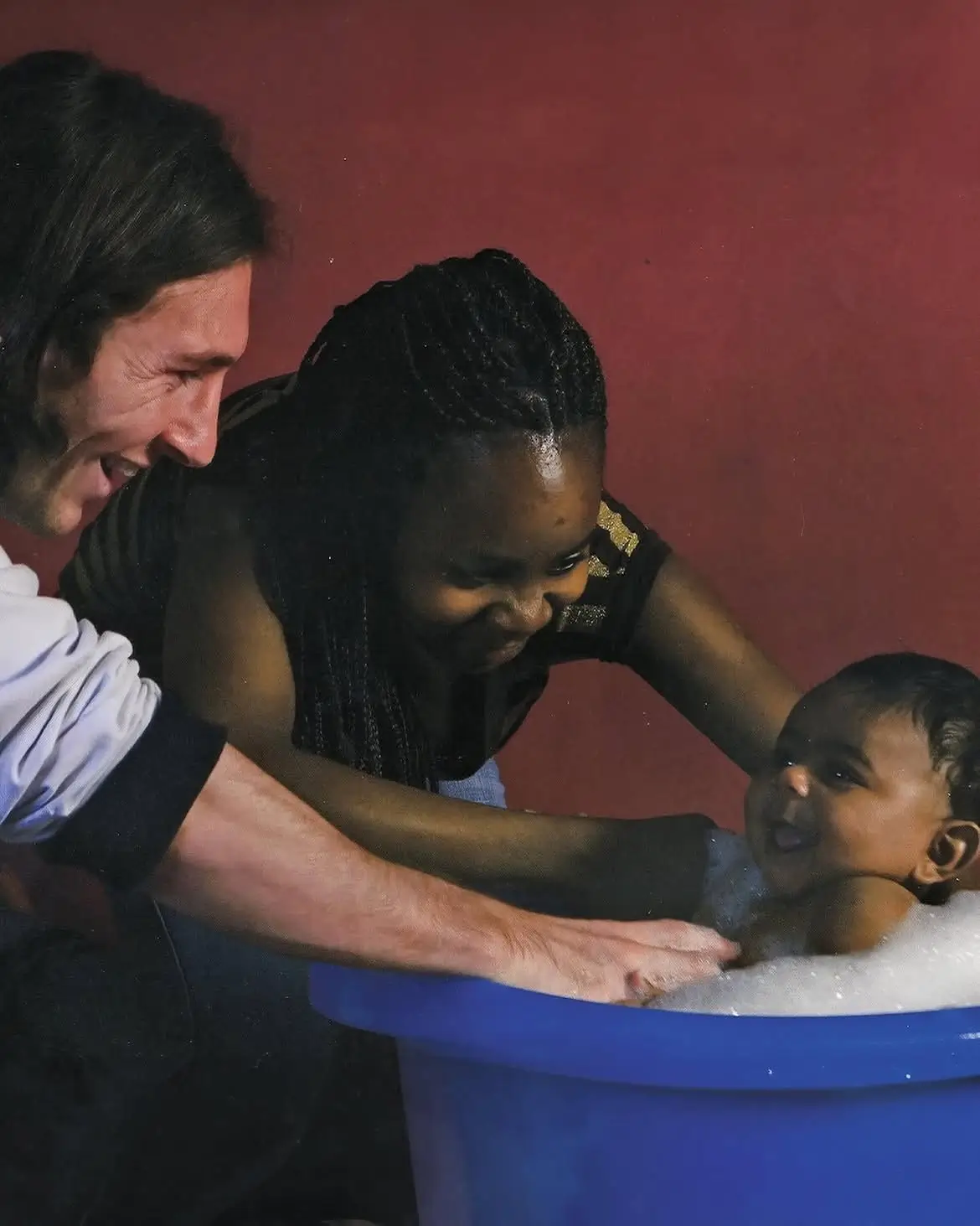 Lionel Messi ketika memandikan Lamine Yamal. Foto Instagram Barcelona.