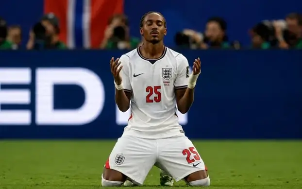 Momen Djed Spence berdoa usai kalahkan Timnas Norwegia di perempat final Piala Dunia 2026 dengan skor akhir 2-1. (Foto: djedspsnce/IG)