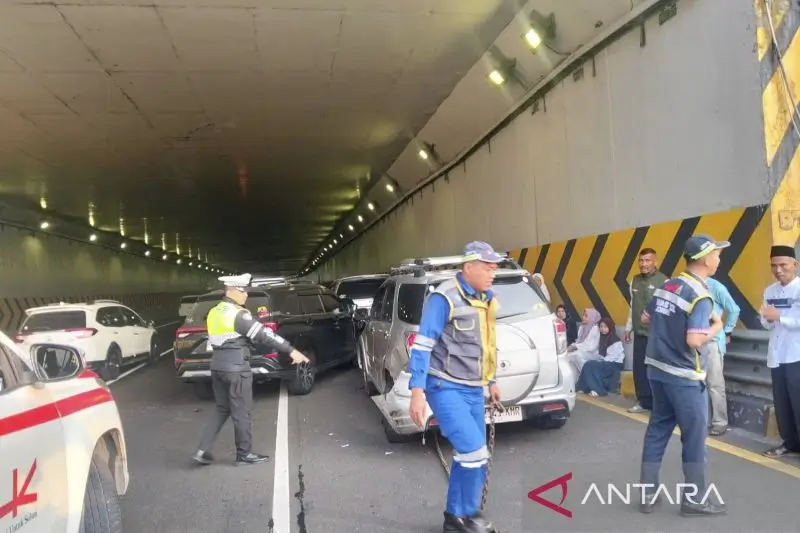 Sejumlah petugas melakukan evakuasi terhadap kendaraan yang mengalami kecelakaan beruntun di Terowongan Tol Pasar Rebo, Jakarta Timur, Jumat (24/7/2026). ANTARA/X/@tmcpoldametro/Ilham Kausar.