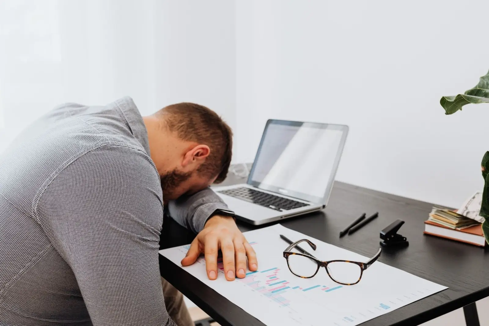 Ilustrasi: Seseorang kurang tidur. (Foto: Pexels/Karola G)