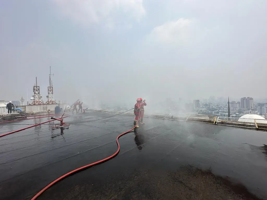Uji coba modifikasi cuaca mikro dilakukan dengan memakai Water Spray – Nozzle Fire dan Mist Generator produksi Badan Riset dan Inovasi Nasional (BRIN). (Foto: Dok. Pertamina)