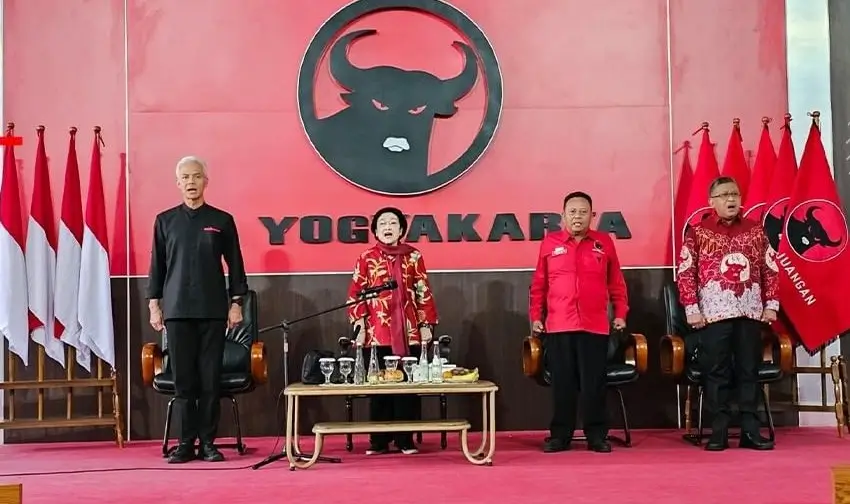 Ketua Umum PDI Perjuangan Megawati Soekarnoputri (tengah) beserta jajaran di Kantor DPD PDI Perjuangan Yogyakarta, Selasa (22/8/23). (Foto: Instagram/pdiperjuangan)