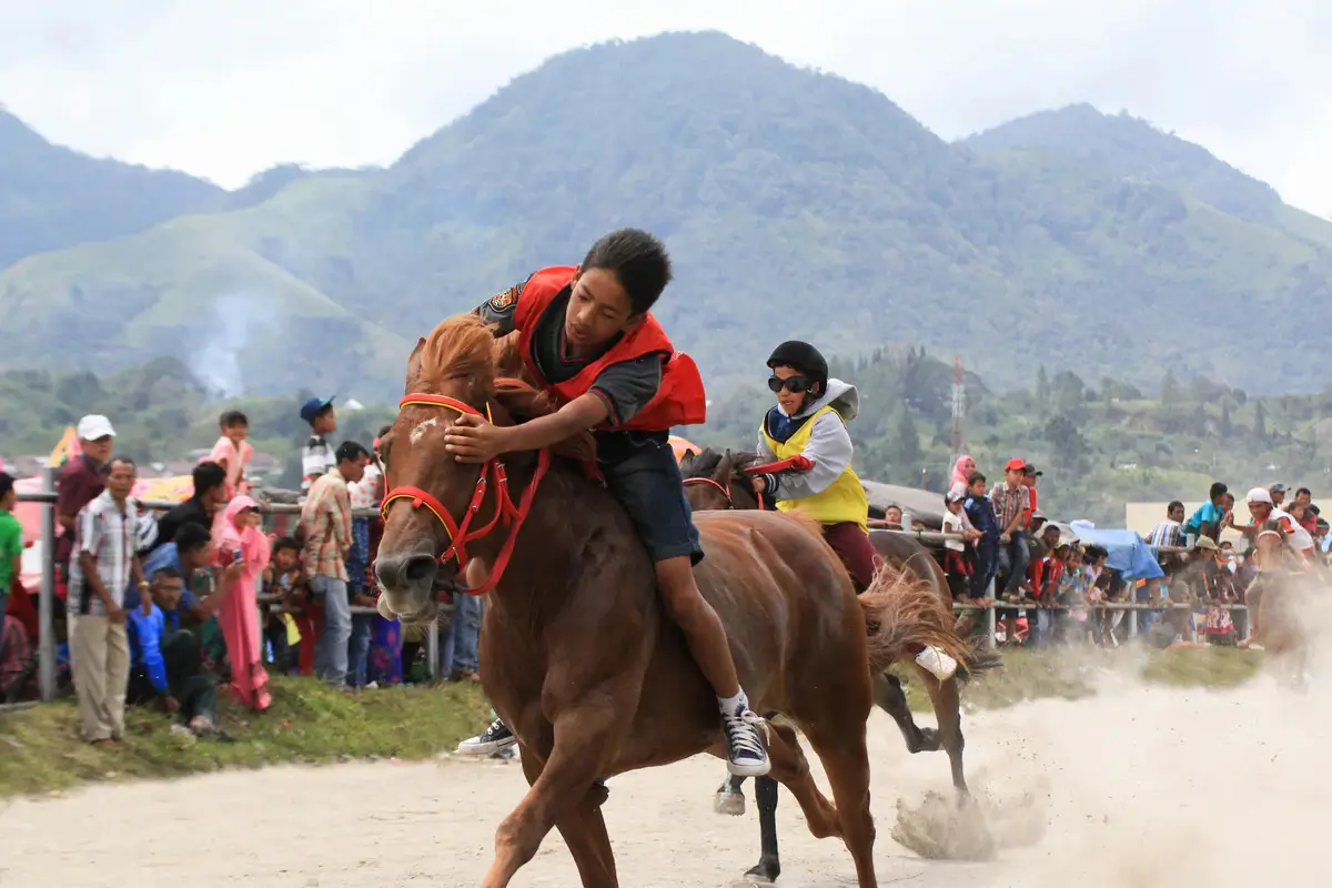 Foto: Pacu Kude (indonesia.travel)