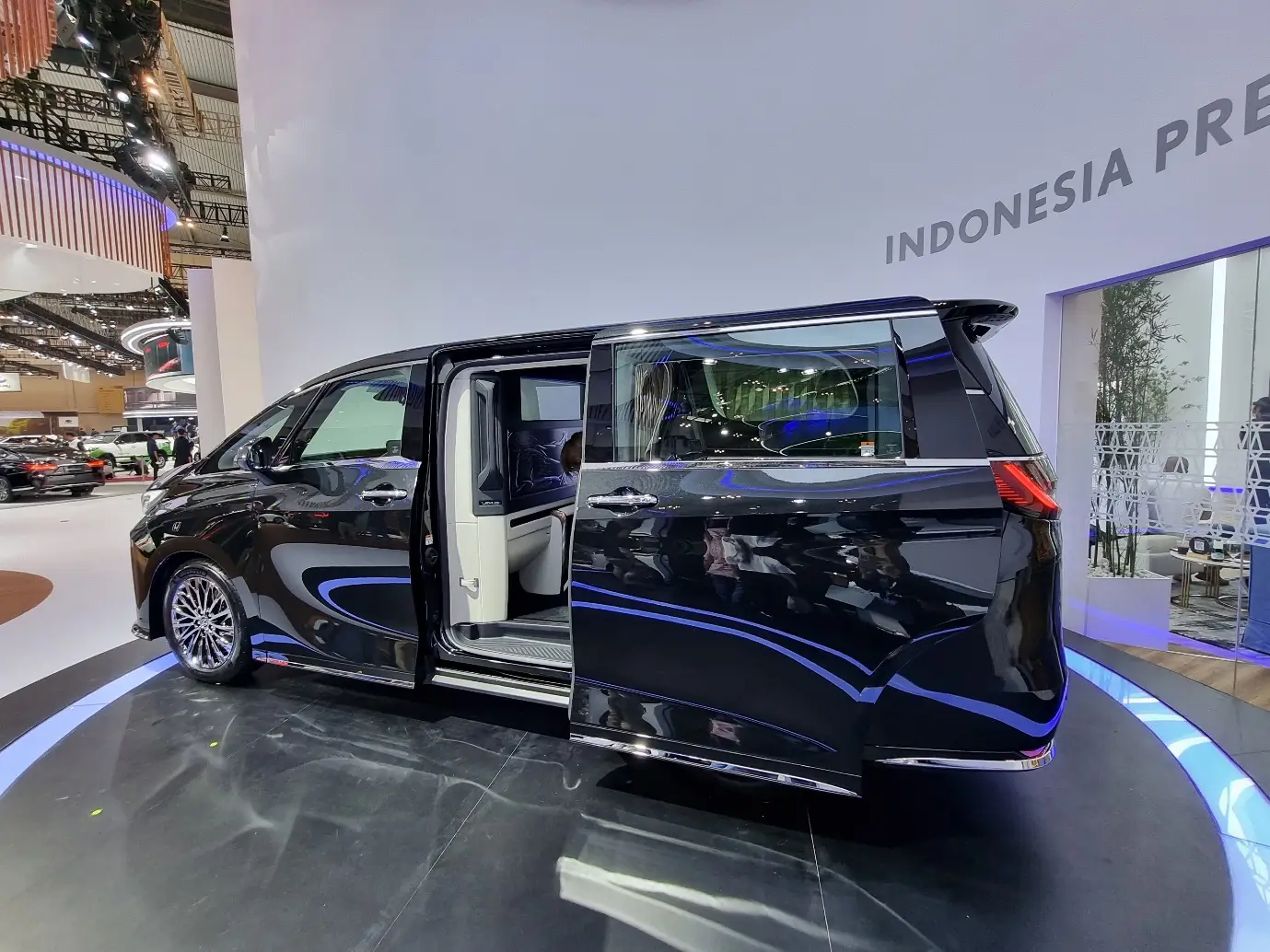 Lexus LM Generasi Terbaru Diperkenalkan di GIIAS 2023  Makin Mewah 
